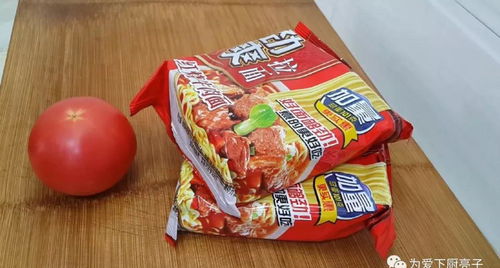 2袋方便面,1個西紅柿,倒入1勺雪碧,比煮面泡面都好吃,太香了