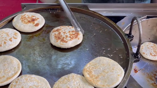 集合了糖包 燒餅 火燒口味的早點(diǎn)食品,用特制的爐子烤出來,這個香